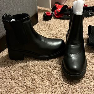 New black Chelsea boot